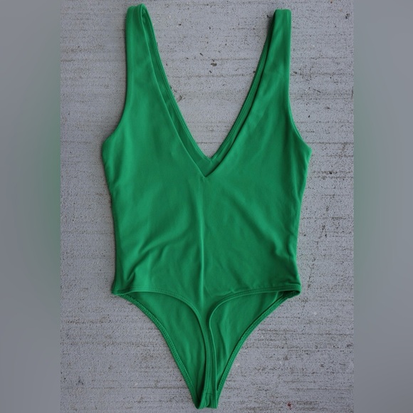 Babaton V-neck Green Bodysuit - Picture 3 of 4